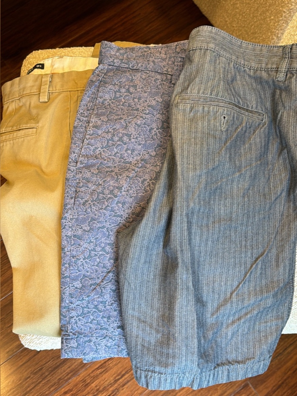 Bundle of 3 - Men's khakis and shorts, sz 33 waist